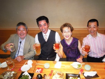 田嶋先生ご家族、稲葉先生と乾杯